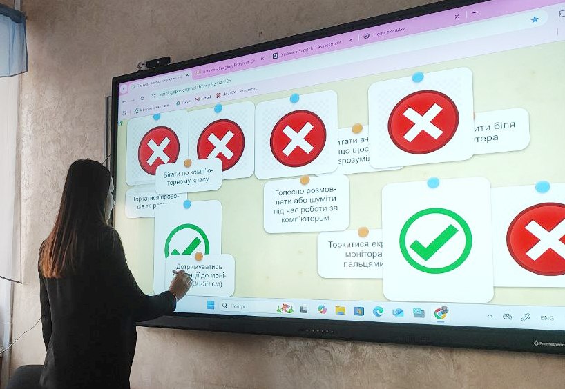 Урок інформатики в Тернопільській загальноосвітній школі І-ІІІ ступенів №22 веде Оксана Шмирова (методист Скасків Г. М.)